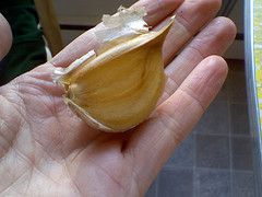 how to insert garlic clove to vagina