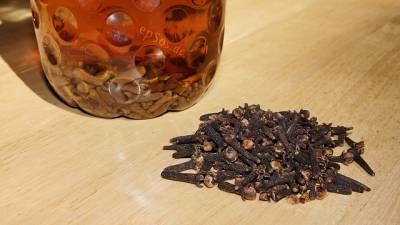 How to Use Clove Oil for Acne and Acne Scars – 5 Methods Included