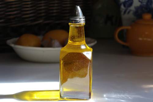 How to Use Olive Oil for Skin Whitening – (Is it Good?) 9 DIY Methods